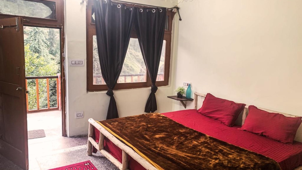 Photo of Bedroom in Jibhi