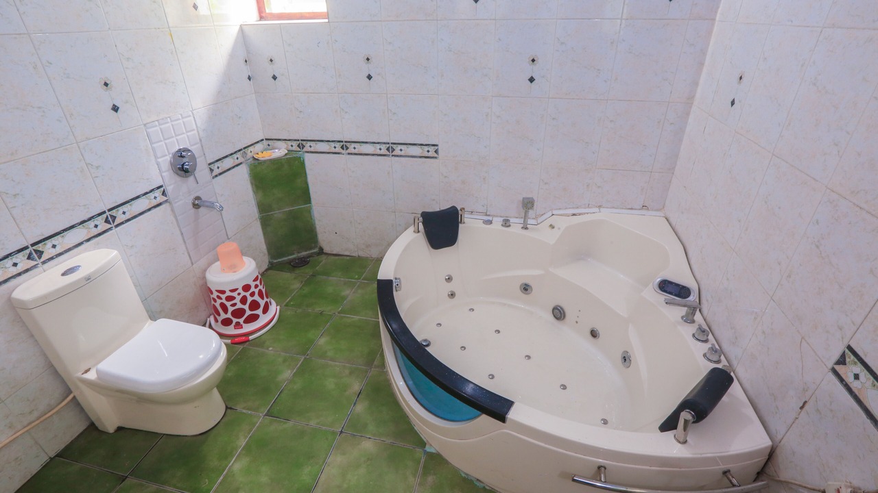 Photo of Bathroom in Naduvattam