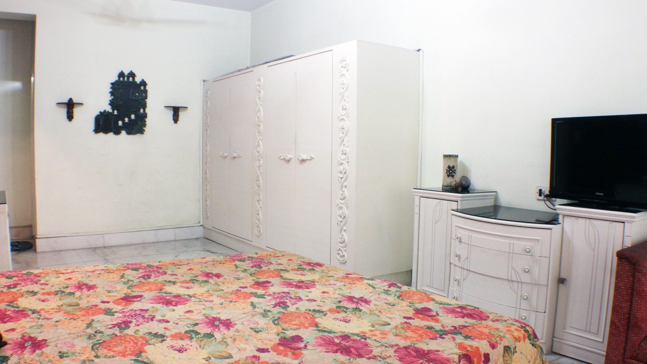 Photo of Bedroom in Alipur