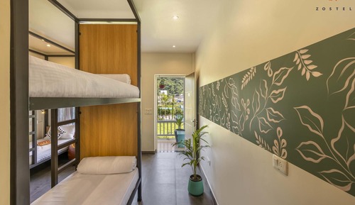 6 Bed Mixed Dorm (with porch and mountain view)