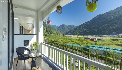 Deluxe Private Room (with balcony and mountain view)