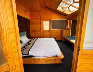 Deluxe Double Room (2 Adults + 1 Child)